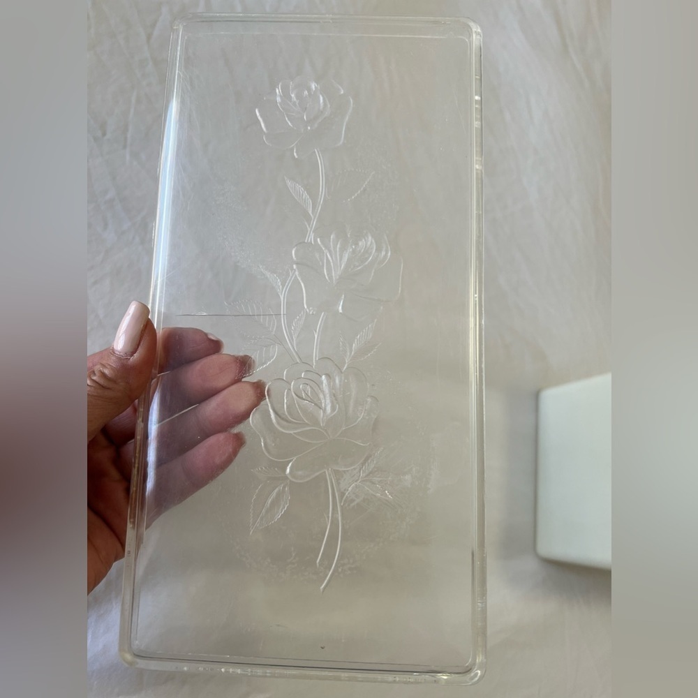 Vintage Wilson Wil-Hold Plastic Storage Box | White Embossed Roses - Picture 4 of 12